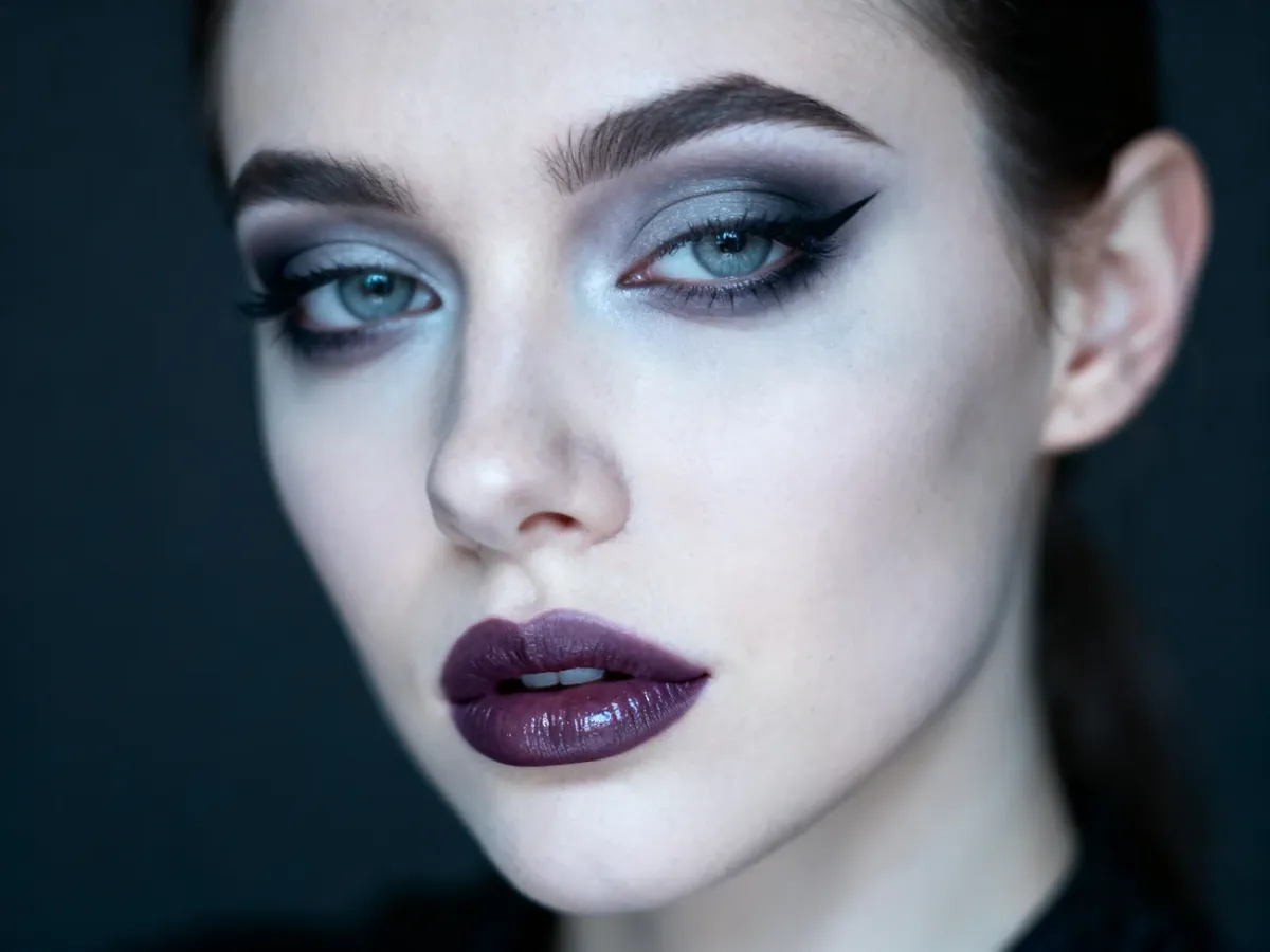 Delikatniejsza i mocniejsza wersja makijażu Soft Goth inspirowanego Wednesday